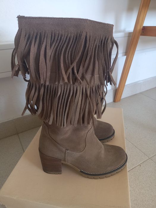 Botas com franjas bege