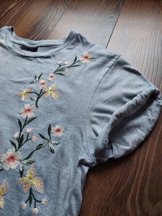 Szara krótka koszulka z haftem