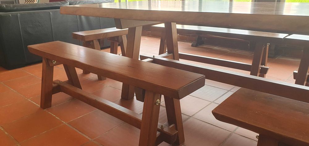 Mesa rústica com bancos