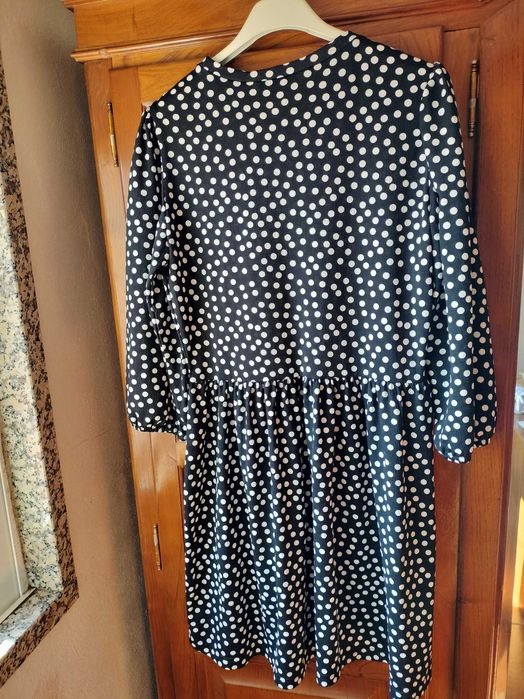 Vestido preto com bolas brancas