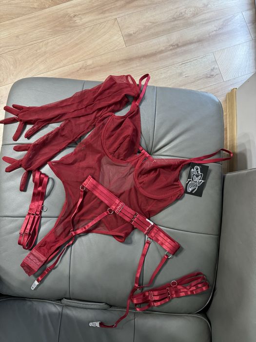 Mega seksowne body w pięknym kolorze plus rękawiece zestaw walentynki