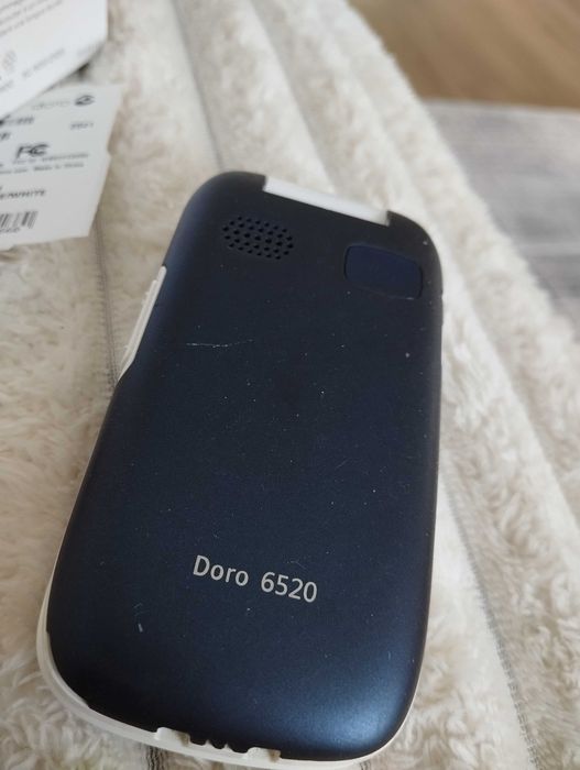 Мобільні телефони LG та Doro 6520