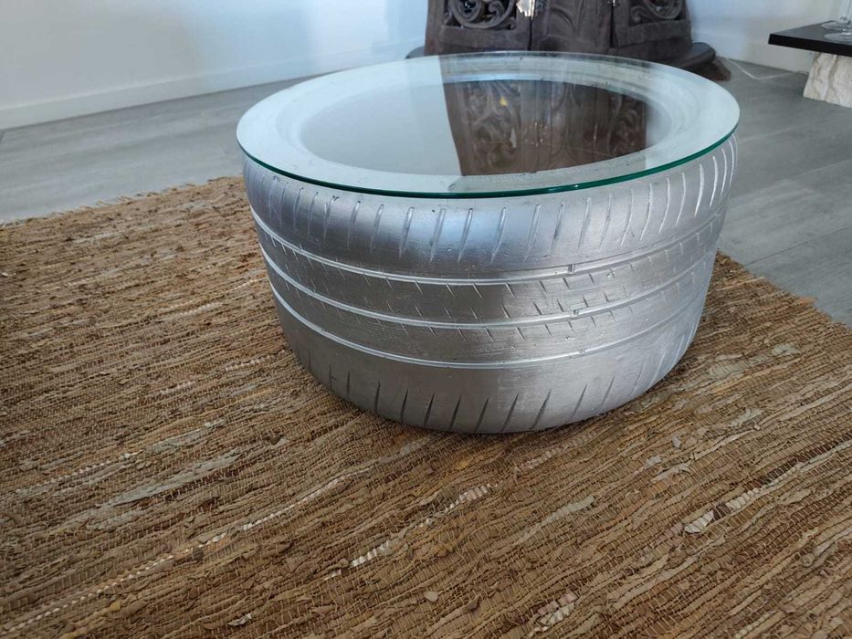Mesa de centro com pneu de corrida