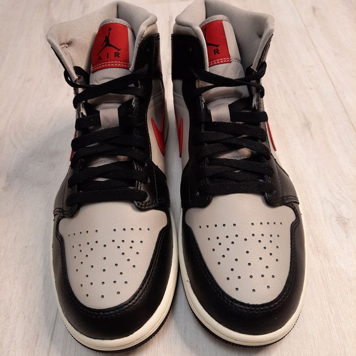 Оригінальні жіночі кросівки AIR JORDAN AIR 1 MID SHOES WHITE/BLACK BQ6