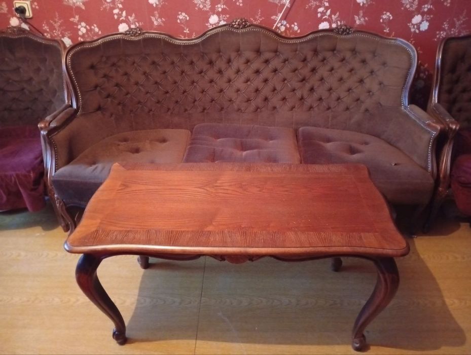 Вітальня з червоного дерева