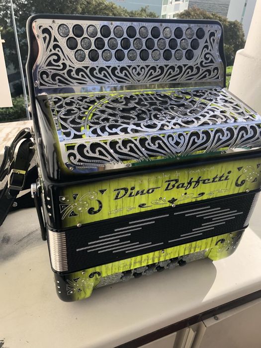 Concertina Dino Baffeti modelo Supercompact à 4 voz em SOL DÓ FÁ com oferta de mala e correias

Vendo Concertina Dino Baffeti Supercompact à 4 voz em
