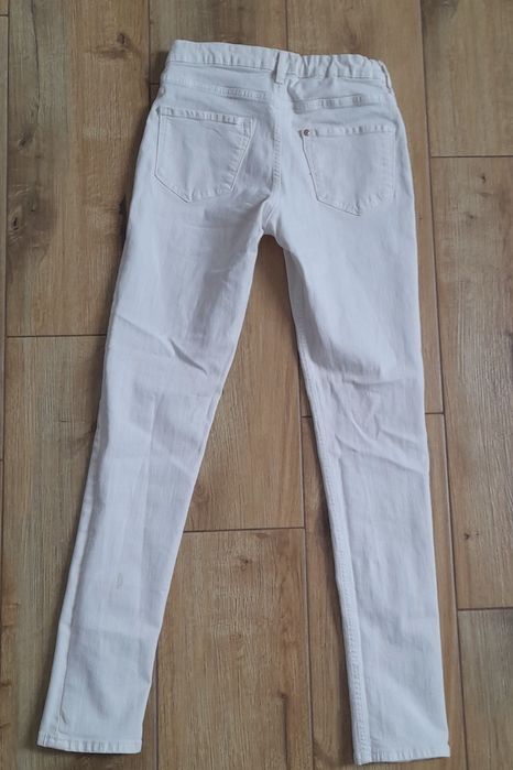 Biale spodnie 152