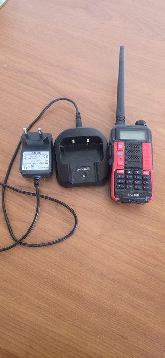 Rádio bidirecional Baofeng UV-10R de banda dupla (VHF/UHF).