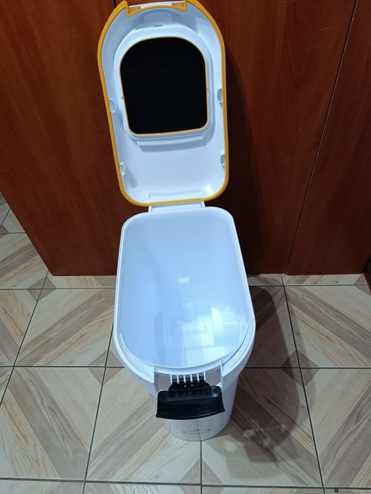 Pojemnik na karmę suchą, duży, poj.  do 20 kg