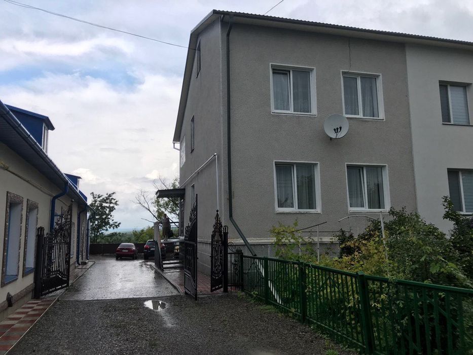 Продається унікальний двоповерховий таунхаус у центрі