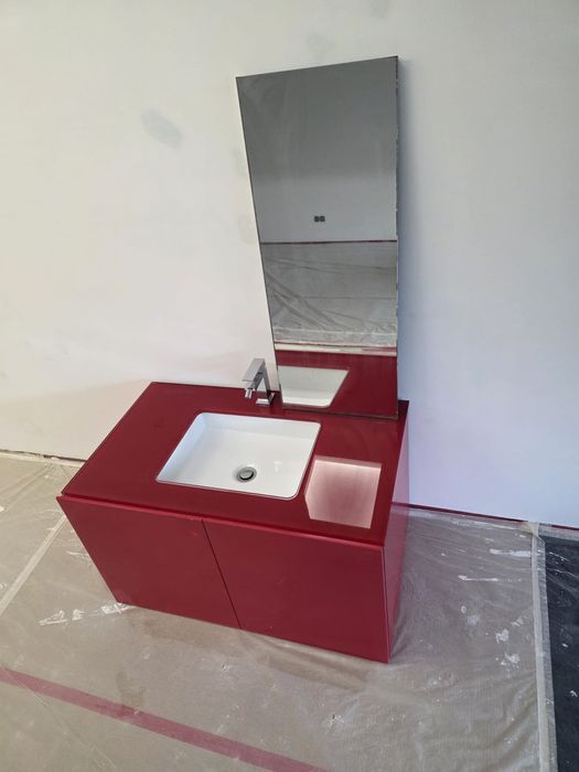 Movel com pia e espelho