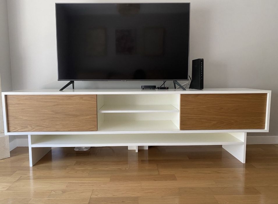 Móvel de TV em Carvalho mel e lacado a branco