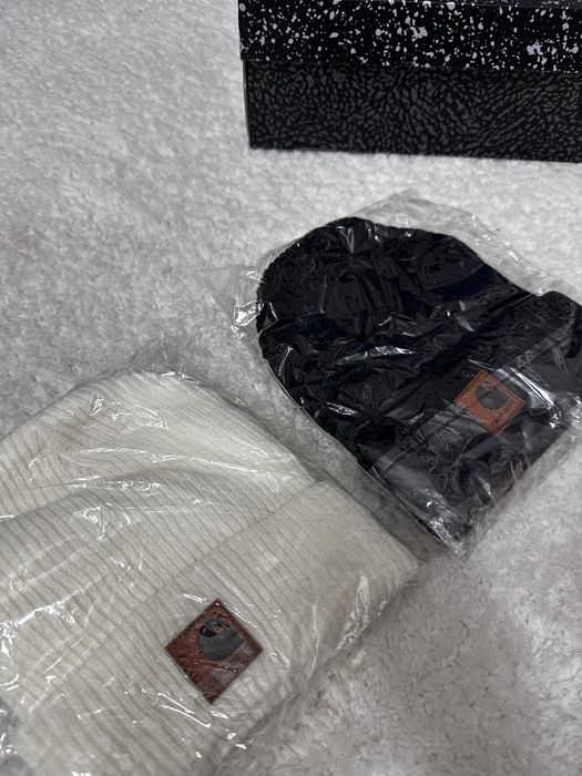 Шапка carhartt біла та чорна