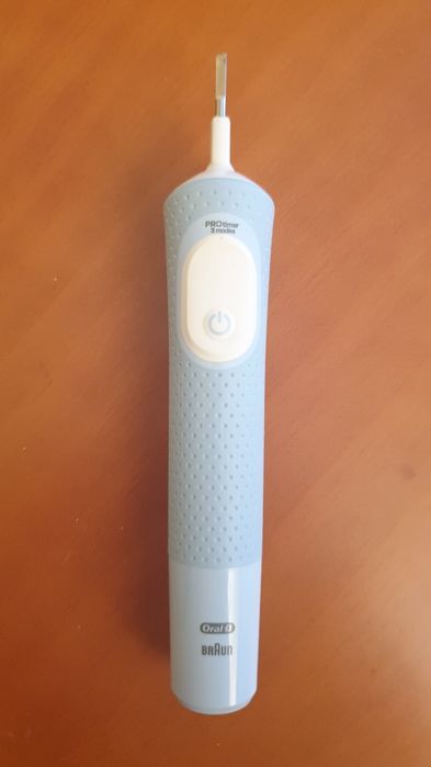 Escova de dentes elétrica Oral-B Braun com carregador