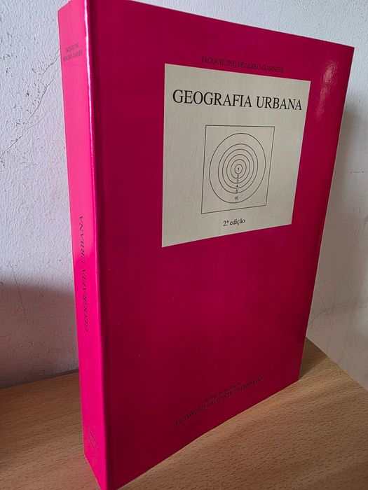 Livro "Geografia Urbana" de Jacqueline Beaujeu-Garnier
