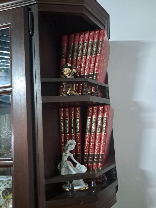 Móvel com cristaleira