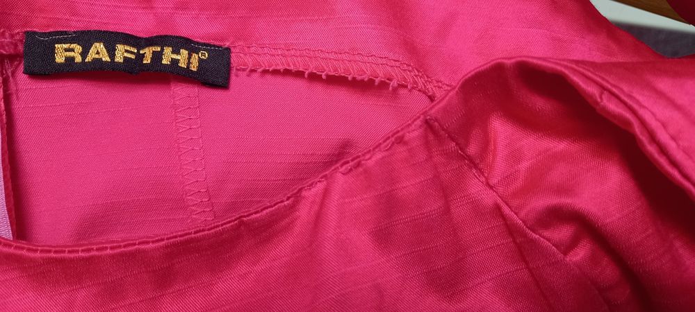 Vestido curto fúcsia, tam S, decote em barco, marca Rafthi