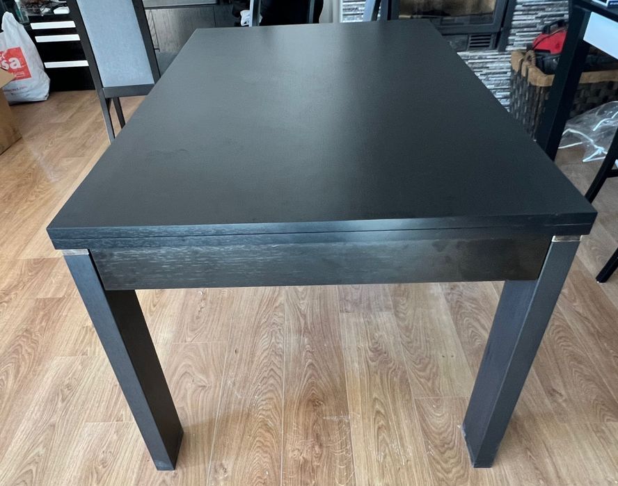 Mesa de jantar extensível preta – moderna e em ótimo estado
