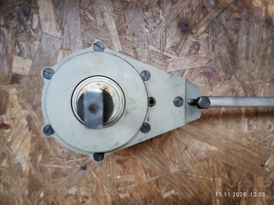 Різьбонарізний реверсний механізм