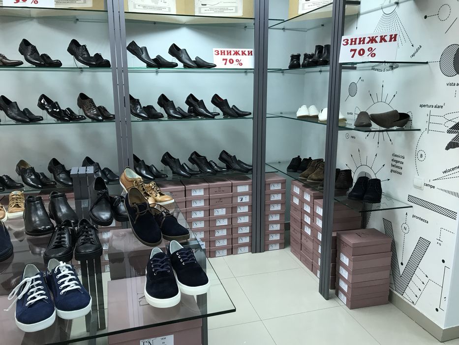 Стелажі обладнання