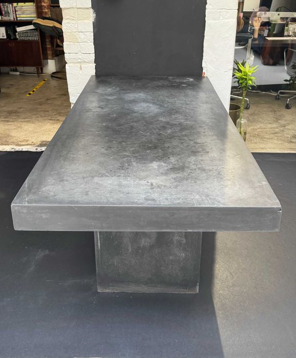 Mesa cinzenta de betão