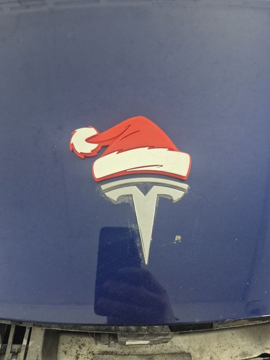 Шапочка деда мороза на лого автомобиля Новый год