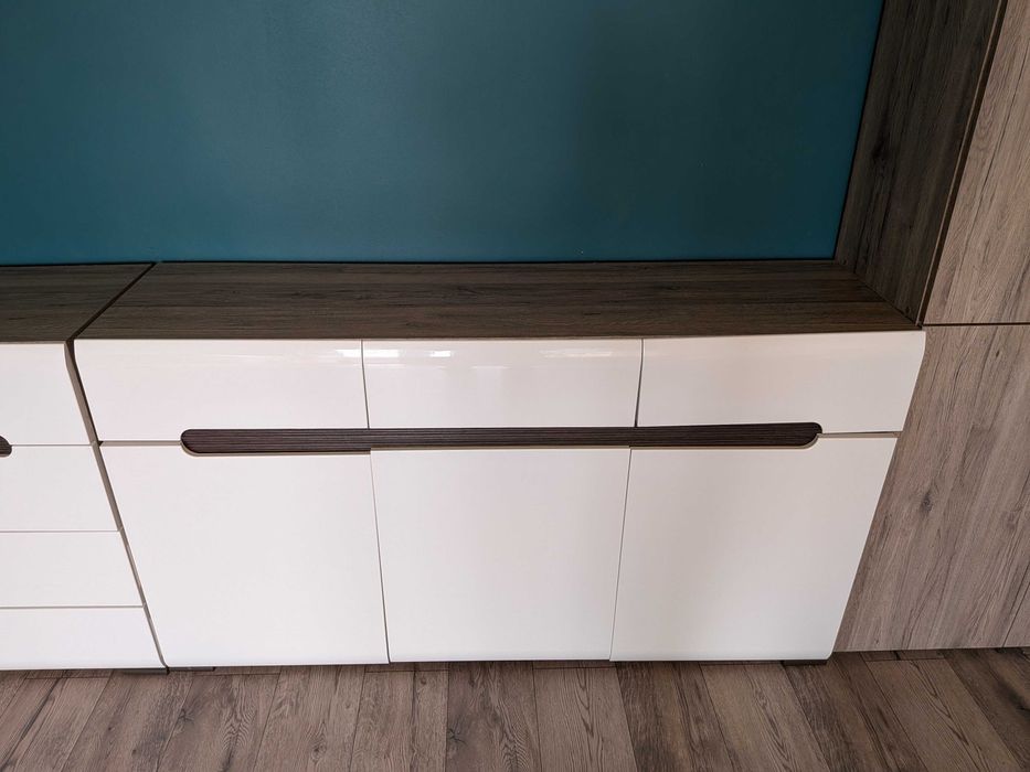 Komoda z półkami i szafkami 150 cm - biały połysk + drewno