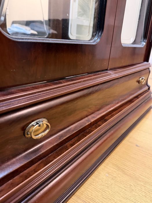 Cristaleira Clássica em Madeira – Excelente Estado – Com iluminação