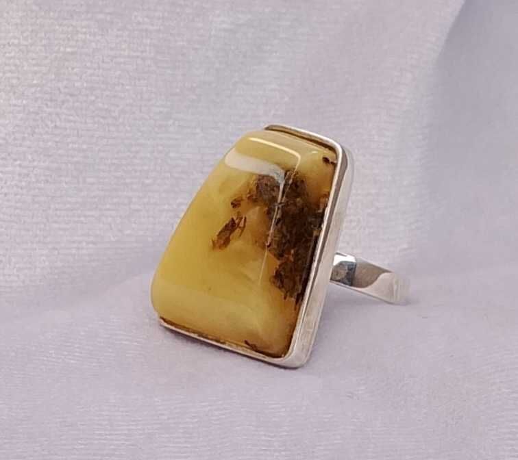 Srebrny pierścionek z bursztynem