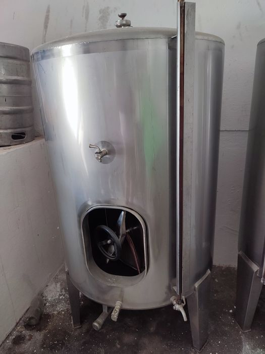 Cubas de inox 330L + 500L+-. Usadas em razoável estado de conservação.