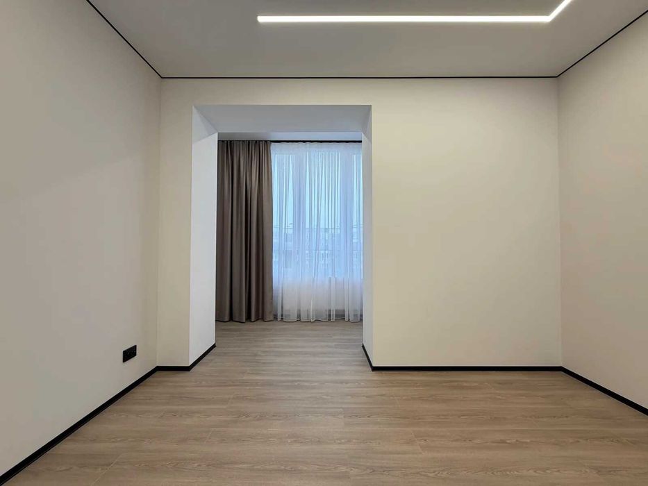 Стильна трикімнатна біля міського озера