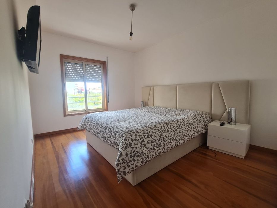 Cama mais 2 mesas de cabeceira