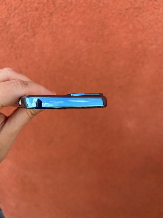 Iphone 14 - silikonowe etui z metalicznym wykończeniem