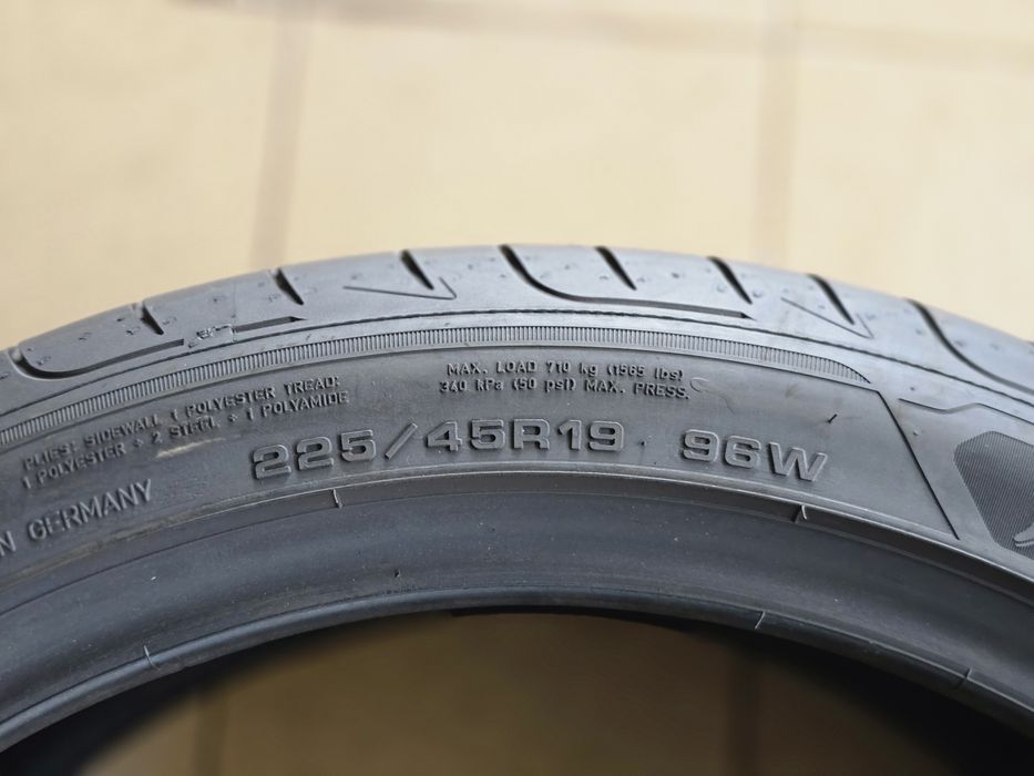 Pneus 225/45 R19