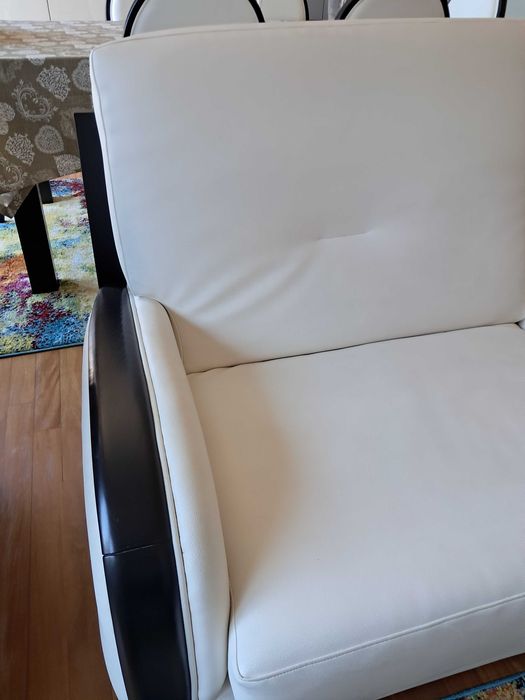 Sofa em pele branca com braços de madeira em muito bom estado, para desocupar