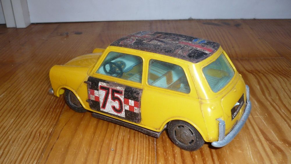 2 Carros em Lata Japoneses - Anos 60/70