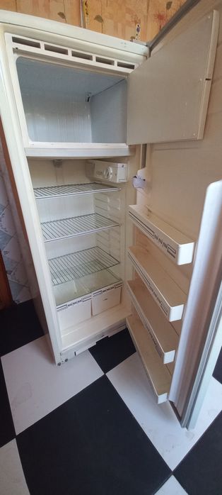 Холодильник 1500 грн.