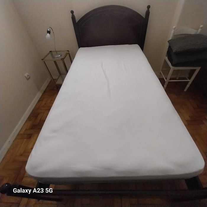 Cama de solteiro, cómoda e mesa de cabeceira