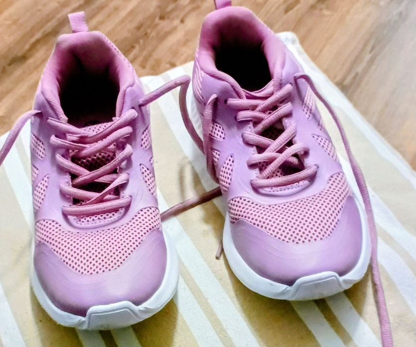Ładne buty sportowe w kolorze lila.