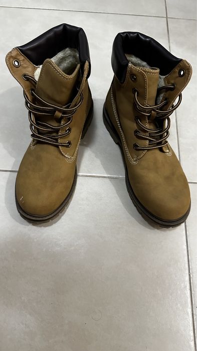 1 par de botas montanha.