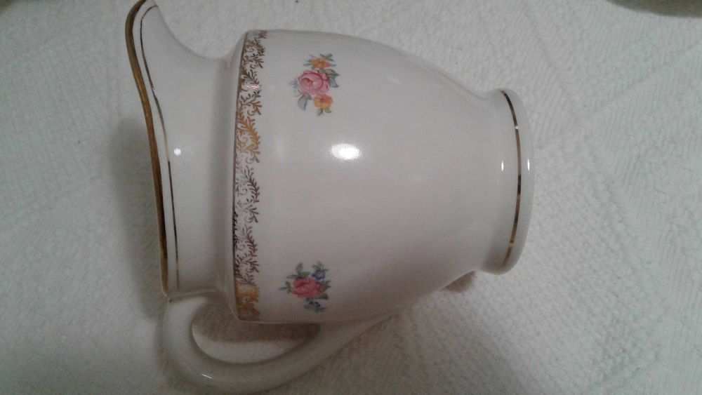 Conjunto de bule, açucareiro, leiteira, 4 chávenas e 6 pires. De 1955.