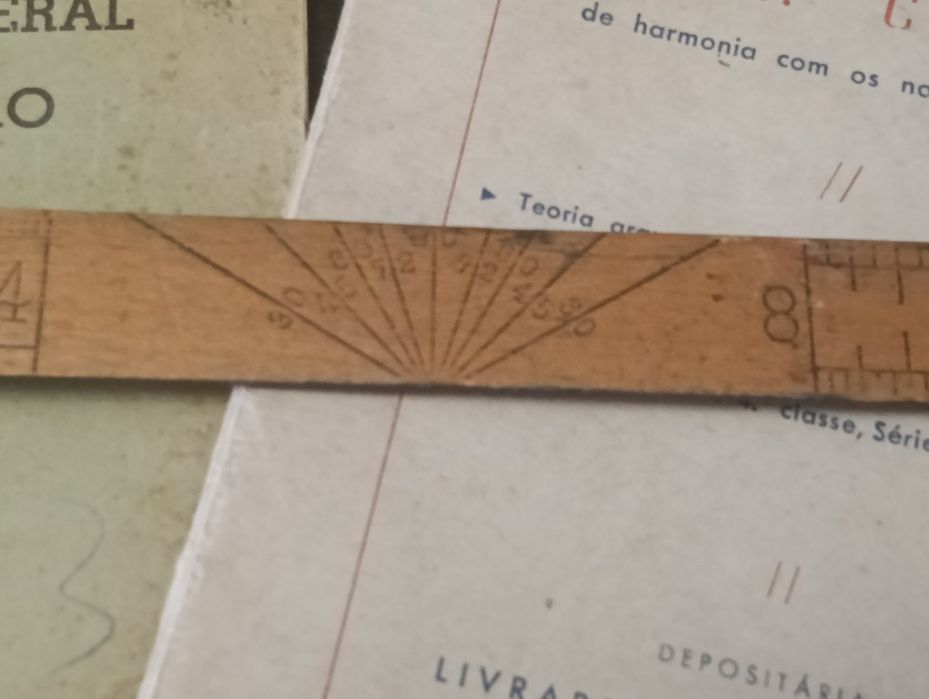 Régua escolar antiga de madeira