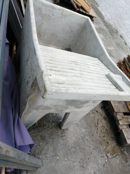 Tanque forte  antiga construção para lavar roupa e outros