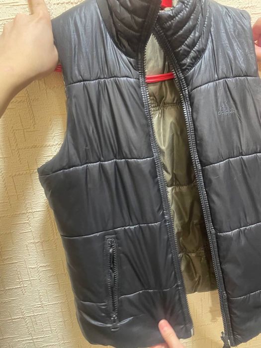 Желетка Adidas    .