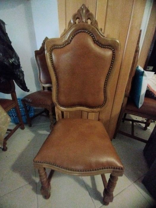 Oito cadeiras de sala de jantar
