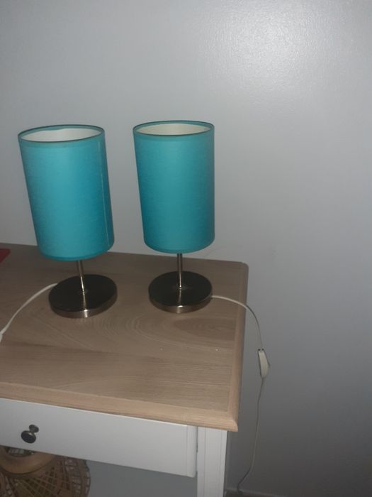 Conjunto de candeeiros com base prateada e abajures azuis