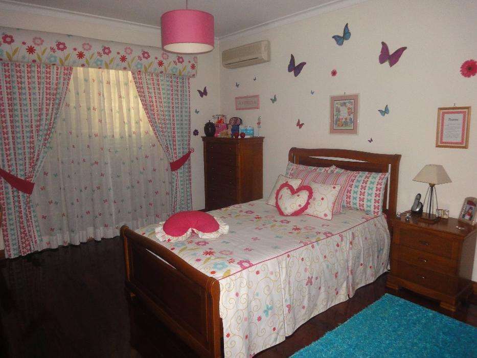 Cortinado com Bandas com Flores e Borboletas e Sanefa Forrada