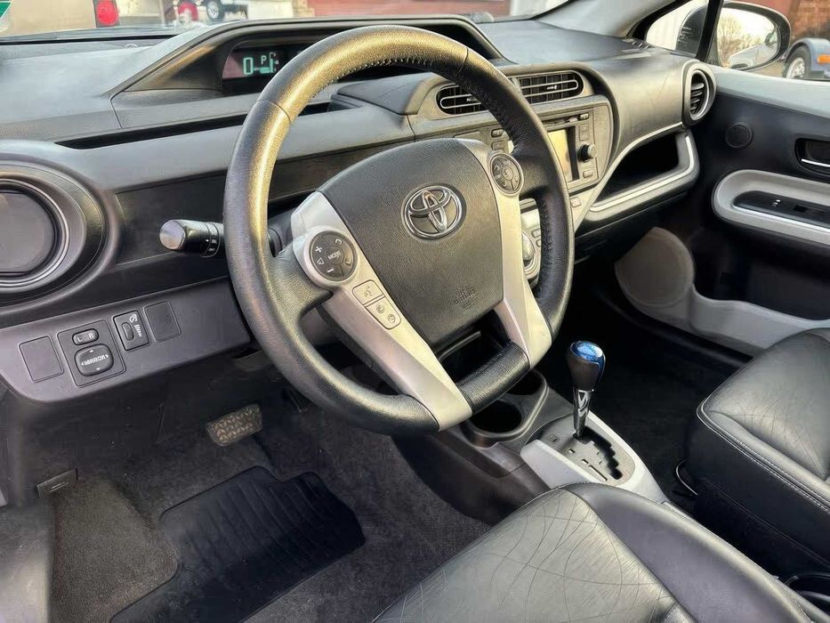 Toyota Prius c Four      2014
