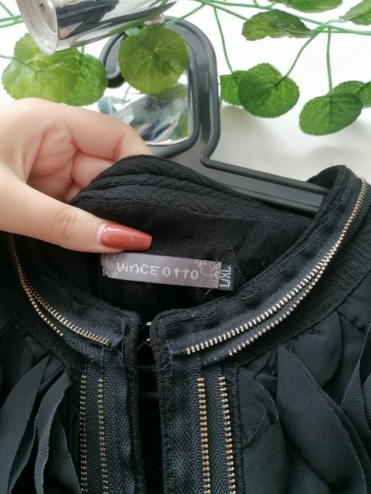 Casaco Preto Curto com folhos