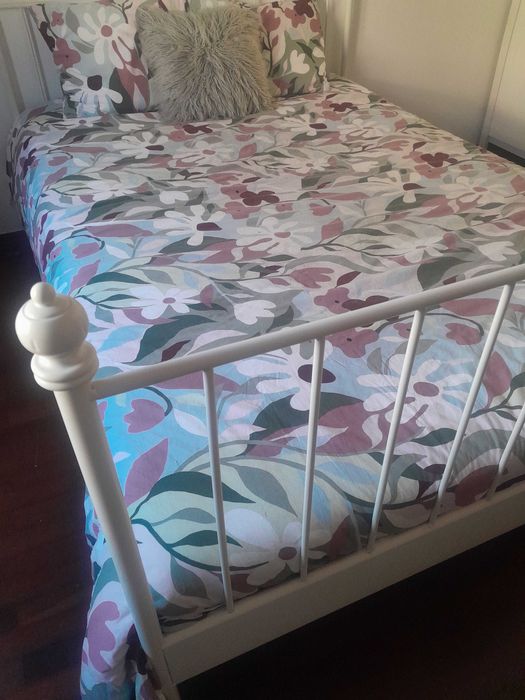 Cama ikea em ótimo estado